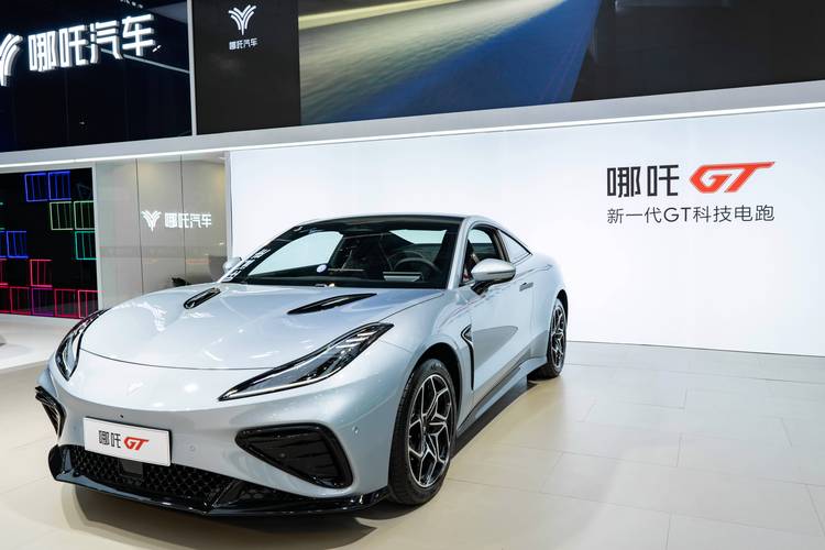 佛山206哪吒汽车在智能汽车领域的表现，领途汽车在新能源汽车市场中的影响力